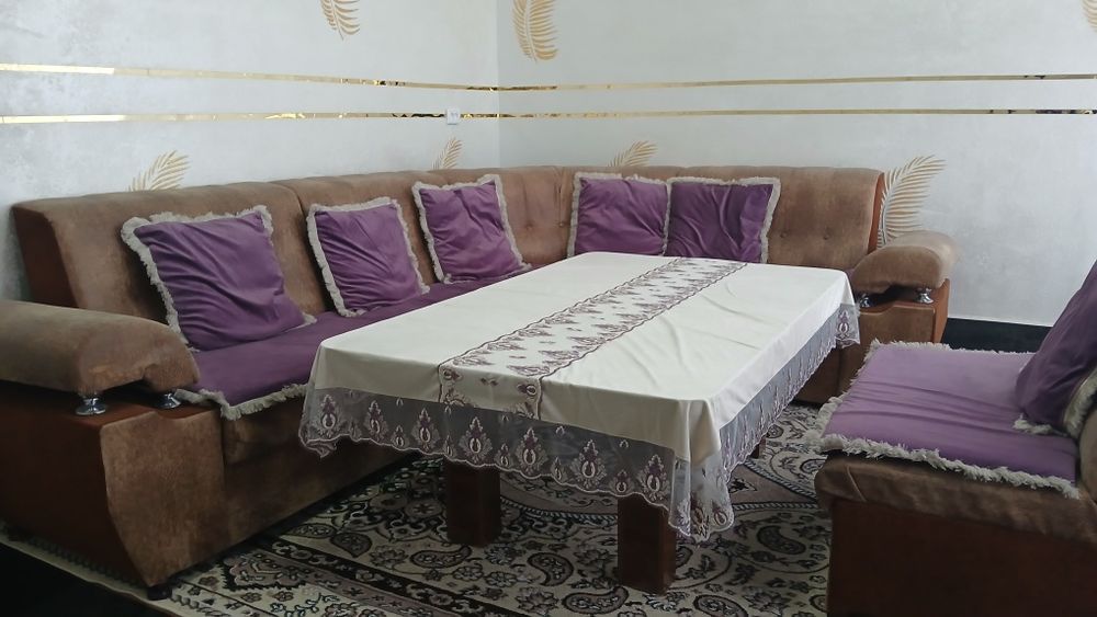 Уголок мягкий в хорошем состоянии в месте с столом