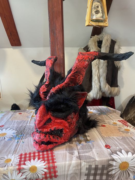 Masca traditionala, confectionata manual!