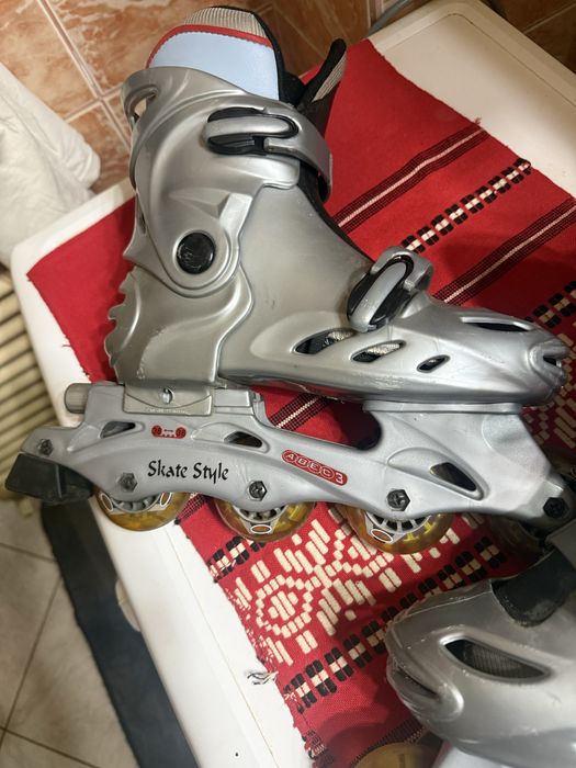 Patine cu role puțin folosite.