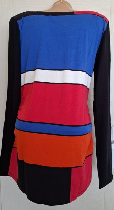 Цветни туники и блузи