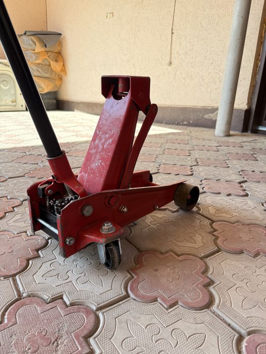 Продам домкрат 3т