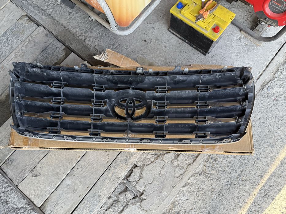 * радиаторная решетка Toyota LandCruiser 200 в идеальном состоянии