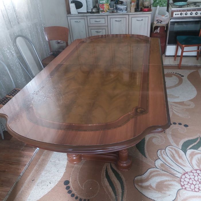 Продам стол в гостиную.