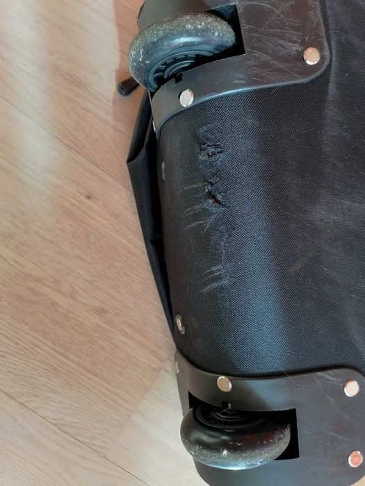 Пътна чанта с колела и дръжка