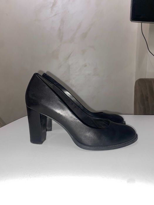 Дамски обувки - черни токчета Clarks