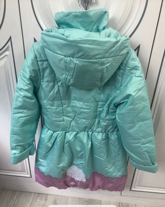 Три курточки демисезонные для девочки. Рост 134..