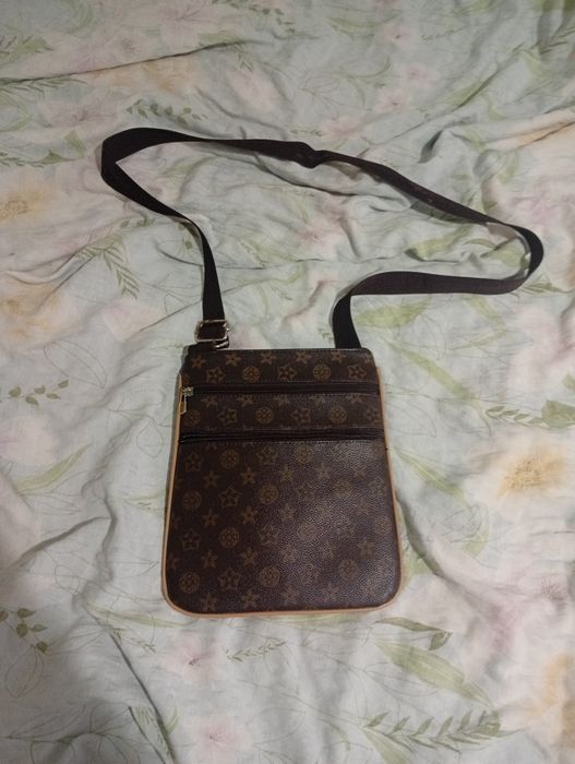 Vând borsetă lv  originala
