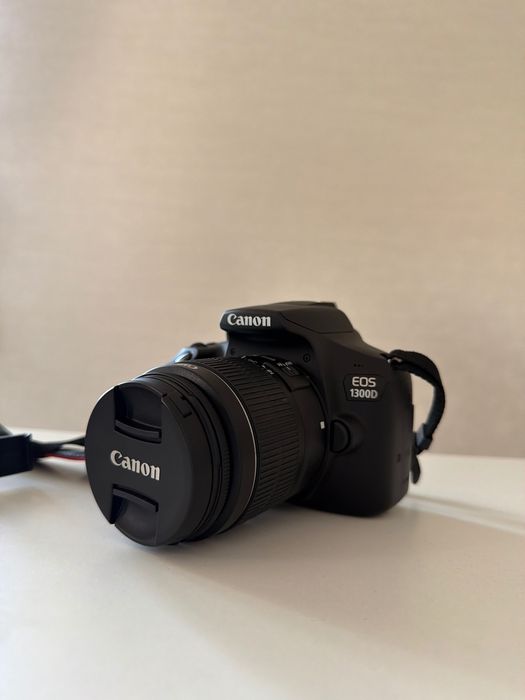 Canon EOS 1300D в комплекте зарядка,состояние хорошее