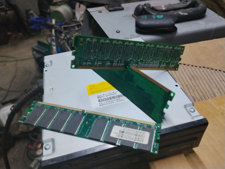 Три планки ddr1 на 1 ГБ