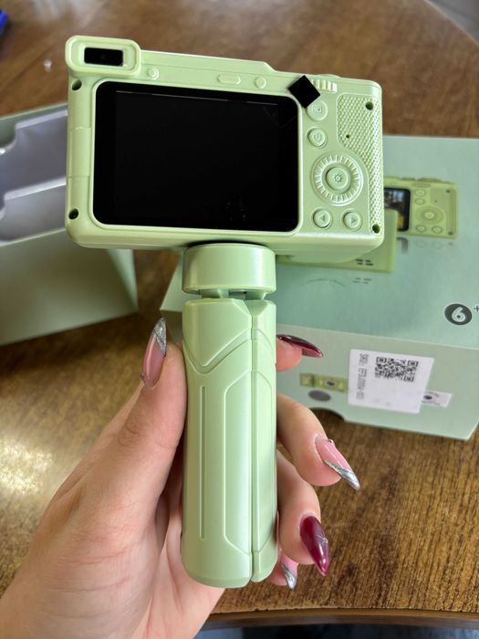 amera digitala, echipata cu trepied, 1080p, zoom 4x