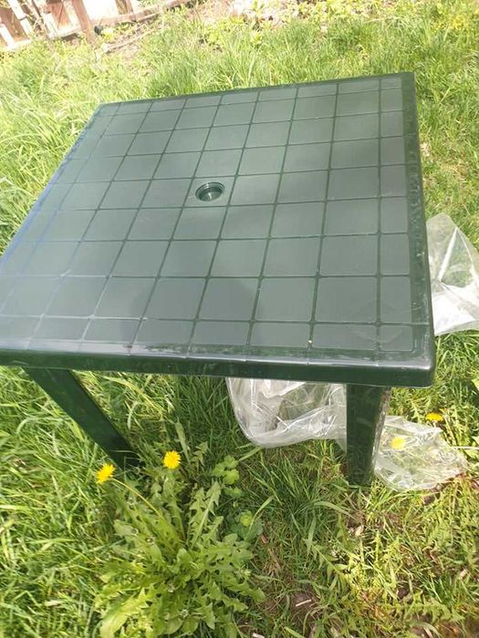 Пластмасови, разглобяеми маси  Столове 15 лв и алуминиеви 19 . 80 лв