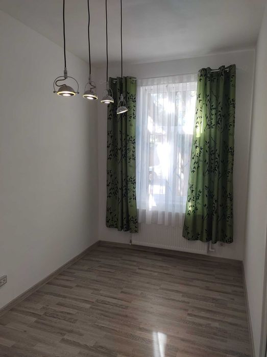 Apartament doua camere  cu curte comuna.