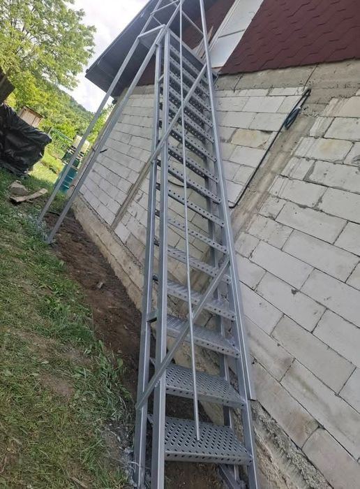 Scara metalica zincata intorsa în l