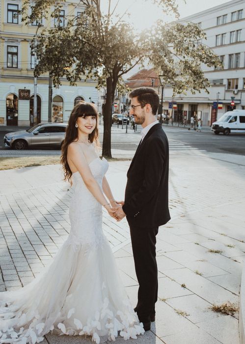 Rochie de mireasa necununata, model sirena cu trena cu fluturi