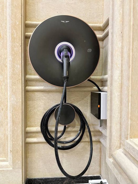 Электрик. Установка зарядные блок и станции для электромобили. Монтаж