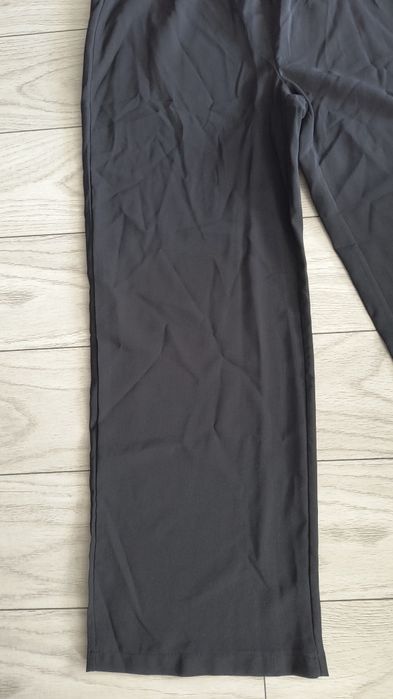 Pantaloni largi, noi fără eticheta, fără niciun defect.