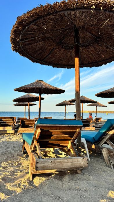 Vand saltele ptr sezlonguri, sezlonguri din lemn si umbrela din stuf