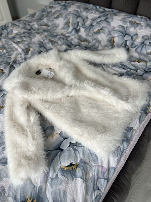 Бяло палто косъм