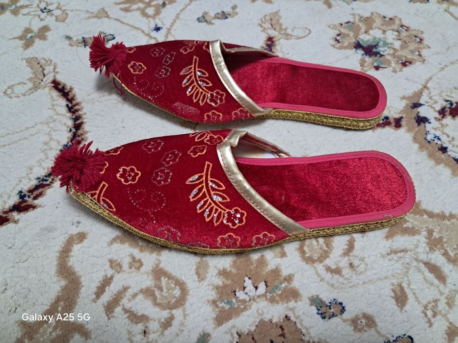 Красные тапочки принцессы.