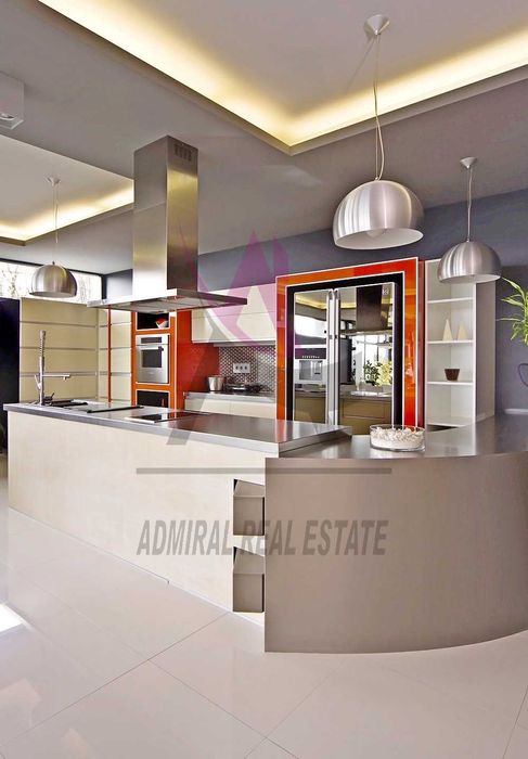 Дава се под наем Къща в Варна, Бриз - 860 кв.м за 5000 € - Снимка #2