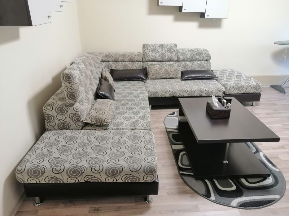Canapea și masa pentru living