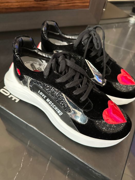 Сникърси Love Moschino