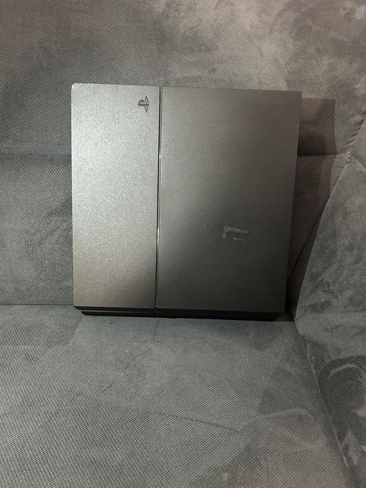 Ps4 un pic zgâriat de 2 3 ani negociabil