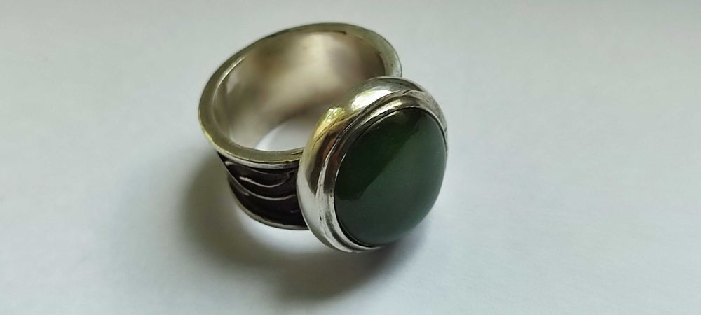 Эксклюзивное серебряное кольцо с камнем НЕФРИТ, разм.20