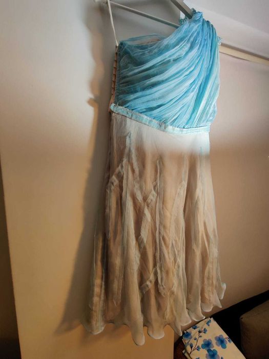 Vand rochie de ocazie realizata pe comanda (din matase naturala).