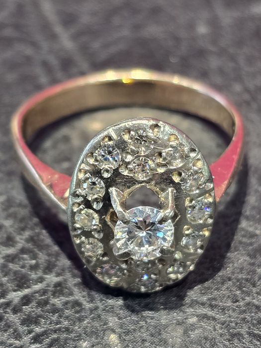 Кольцо с бриллиантам.