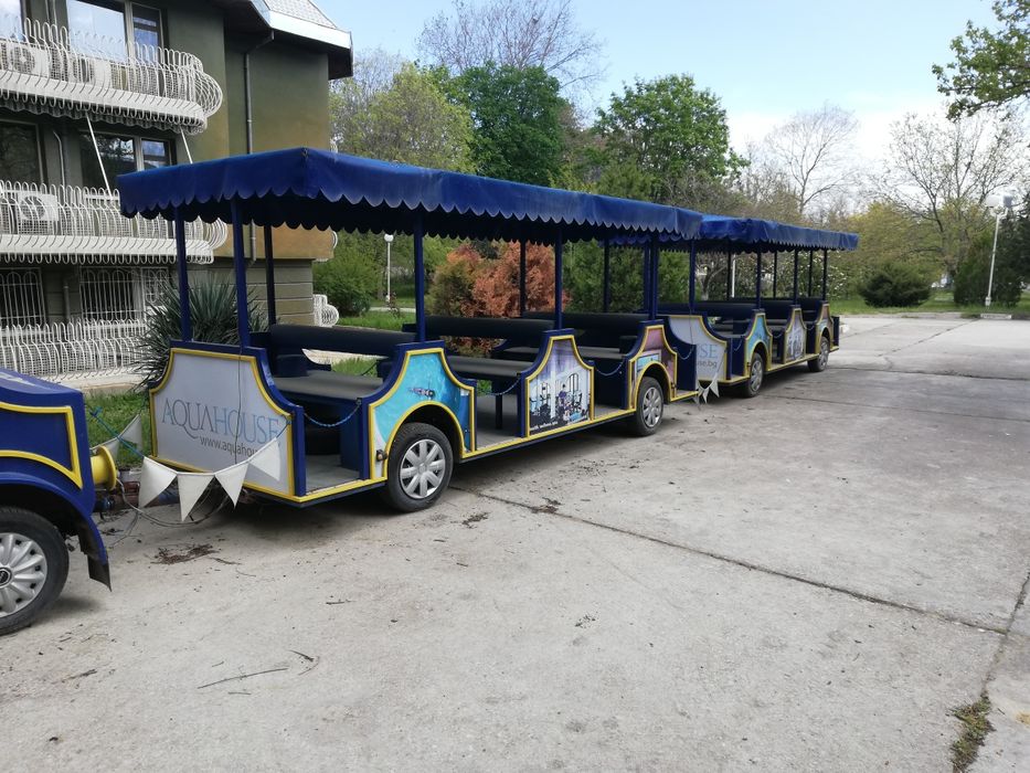 Продавам атракционни влакчета.