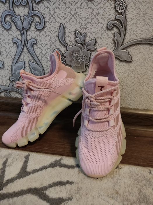 Кроссовка сотилади