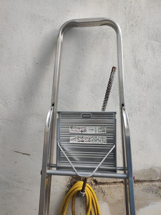 Стълба алуминиева 6 стъпалала.НОВА.Тежи5.2 кг.