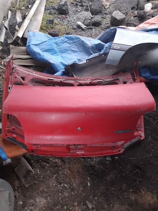 Продам капот с багажникам мазда 121