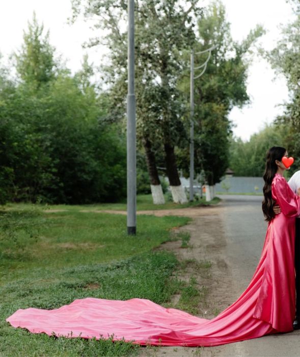 Продам шикарный платья со шлейфом