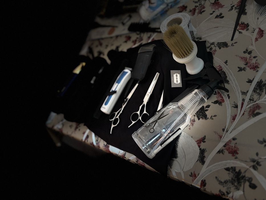 Set frizer incepator , masina de tuns babyliss , trimmer , shaver ,piaptan ,foarfece simpla si foarfece de filat , pamatus , brici ,set gulere , …