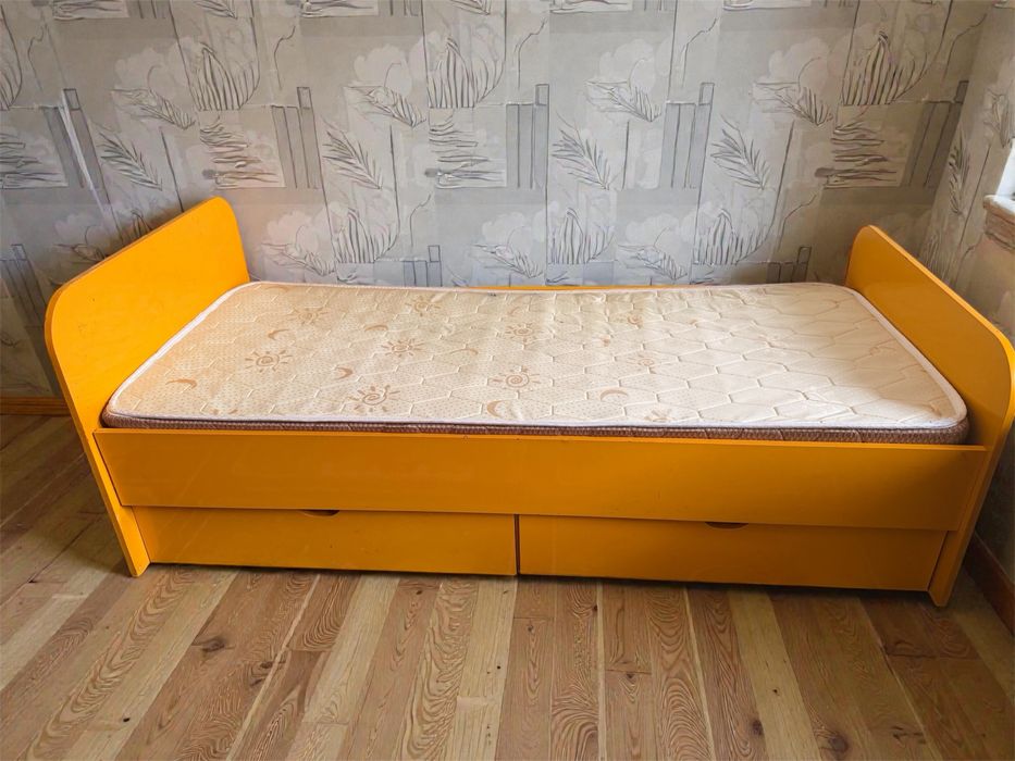 Односпальная кровать с матрасом