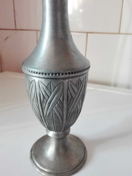 Старо радио GRUNDIG , фотоапарат AGFA и италиянска ваза .