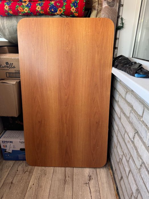 Кухонный стол в хорошем состоянии