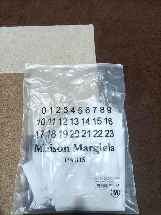 Tricou Maison Margiela MM6 – White Logo Print – Nou cu Etichetă (M dar e bun de L)