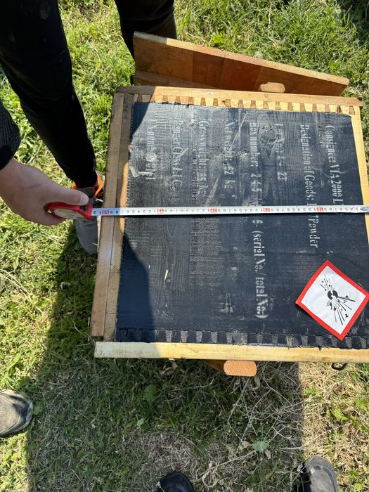 Военни дървени сандъци за пчелни кошери.