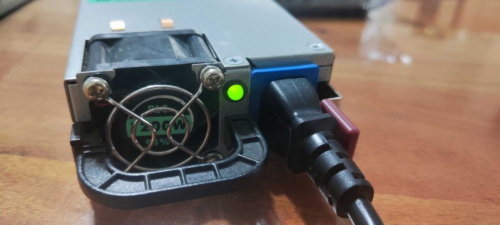Продавам работещи сървърни захранване HP 1200W