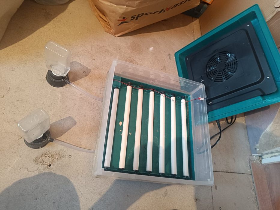 Инкубатор на 24 яйца