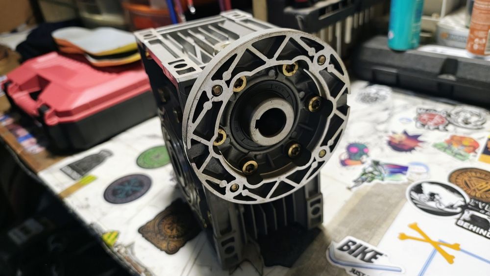 Продавам ел.мотор с редуктор за котел