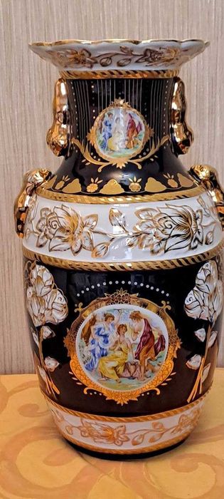 Фарфоровая ваза для интерьера , Япония.