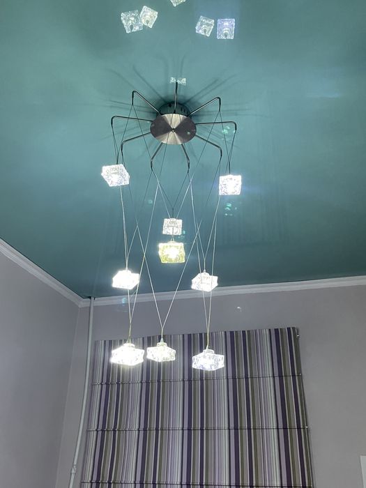 Люстра яркая