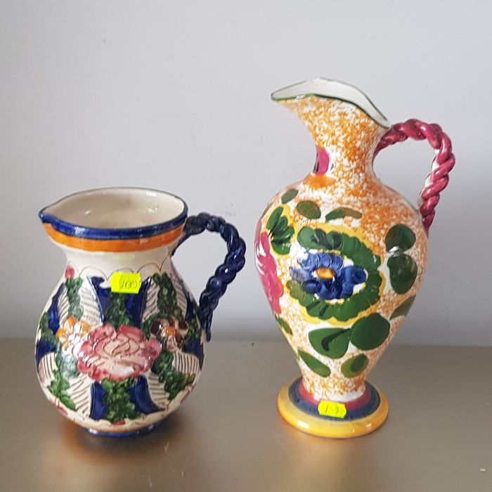 Carafe vechi din ceramică