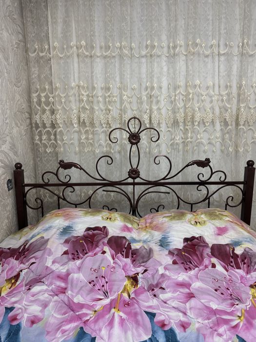 Двухспальная кровать с хорошим матрасом