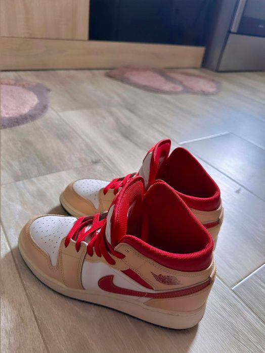 Adidași Air Jordan 1 Mid beige red