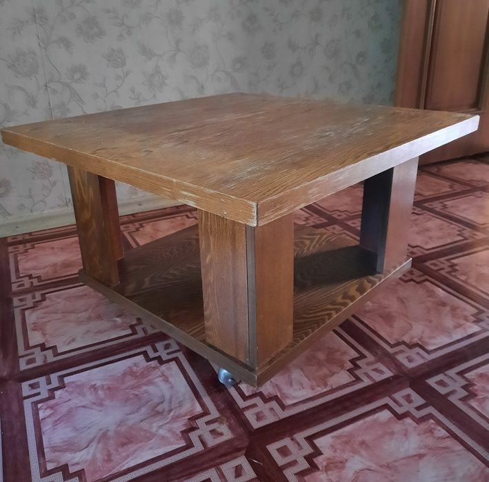 Стол кух со стульями,стол журнальный